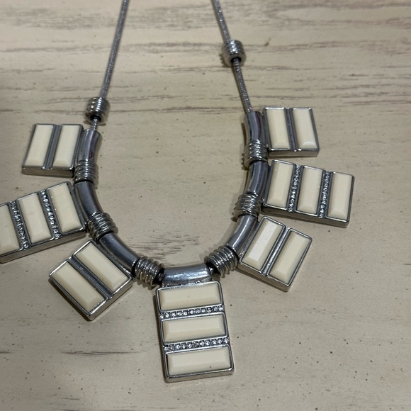 Very Pretty Statement Necklace - Picture 4 of 6